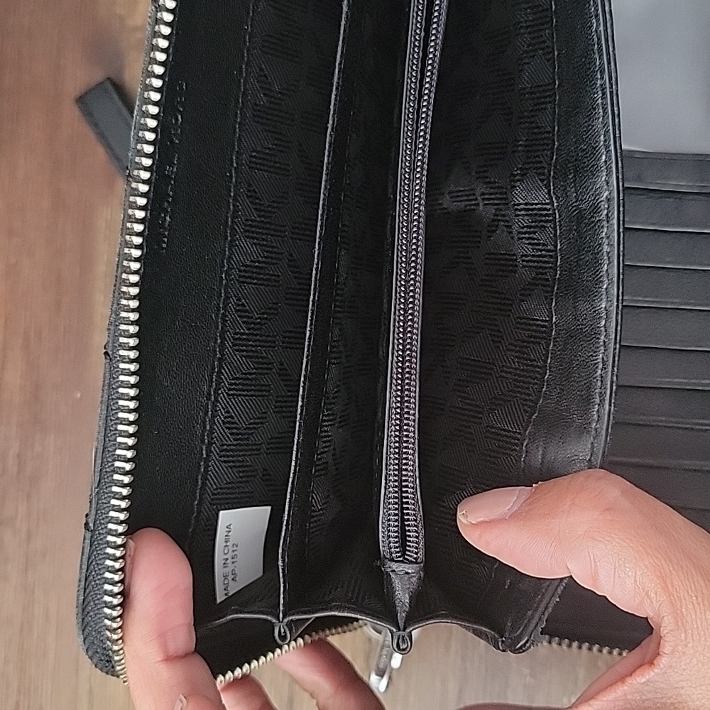 Black quilted zip around Michael Kors wallet - Picture 9 of 11